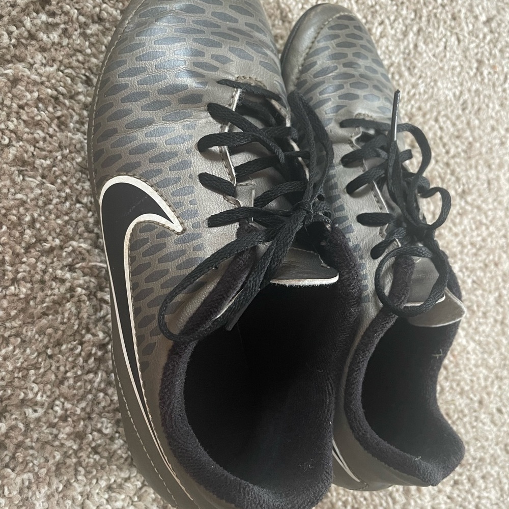 Nike soccer shoes 3.5 youth (7-9 yr old)